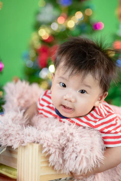 Cute Little Baby Drewnianym Pudełku Boże Narodzenie — Zdjęcie stockowe