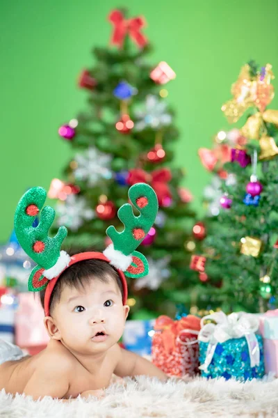 Małe Dziecko Prezentami Świątecznymi — Zdjęcie stockowe