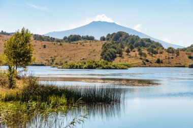 Etna volkanı ile Biviere Gölü manzarası, Nebrodi Ulusal Parkı, Sicilya, İtalya