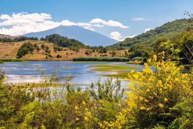 Etna volkanı ile Biviere Gölü manzarası, Nebrodi Ulusal Parkı, Sicilya, İtalya