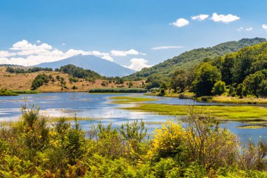 Etna volkanı ile Biviere Gölü manzarası, Nebrodi Ulusal Parkı, Sicilya, İtalya
