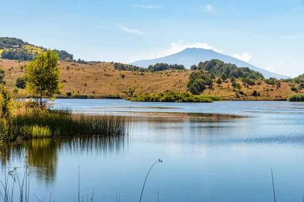 Etna volkanı ile Biviere Gölü manzarası, Nebrodi Ulusal Parkı, Sicilya, İtalya