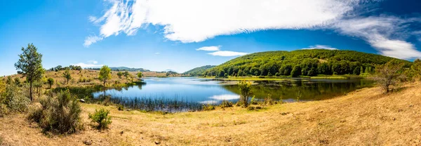 Vista lago di Biviere con vulcano Etna, Parco Nazionale dei Nebrodi, Sicilia, Italia — Foto Stock