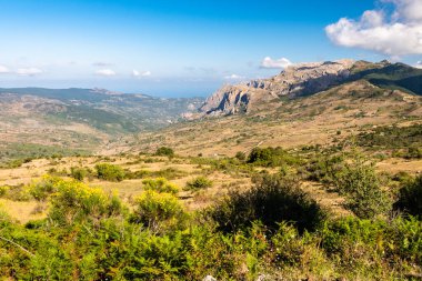 Sicilya 'daki Nebrodi Parkı' ndaki Alcara Li Fusi kasabası yakınlarındaki Rocche del Crasto manzarası.