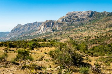 Sicilya 'daki Nebrodi Parkı' ndaki Alcara Li Fusi kasabası yakınlarındaki Rocche del Crasto manzarası.