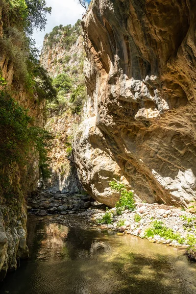 Каньйон і річка утворюють так звану Stretta di Longi, Галаті Мамертіно. — стокове фото