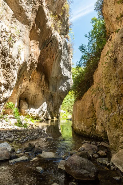 Каньйон і річка утворюють так звану Stretta di Longi, Галаті Мамертіно. — стокове фото