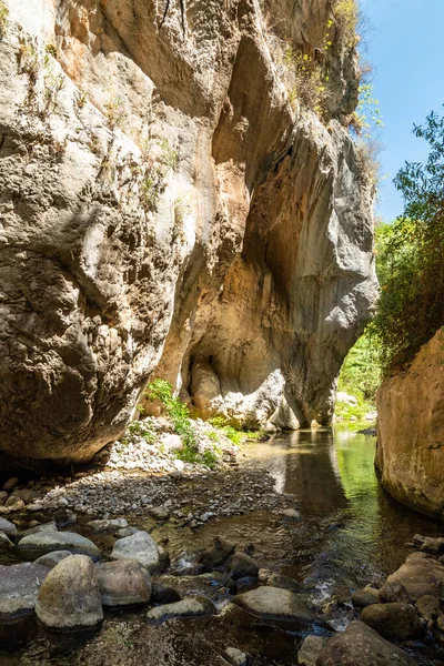 Каньйон і річка утворюють так звану Stretta di Longi, Галаті Мамертіно. — стокове фото