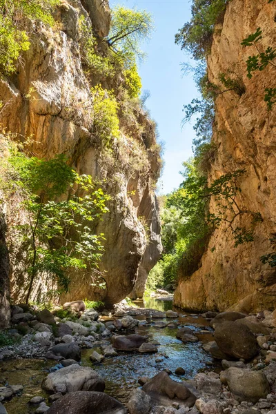 Каньйон і річка утворюють так звану Stretta di Longi, Галаті Мамертіно. — стокове фото