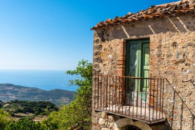 Akdeniz manzaralı eski bir evin balkonunda Sicilya, İtalya