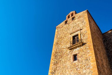 Castelbuono kalesi öğleden sonra güneşiyle aydınlandı, Sicilya, İtalya