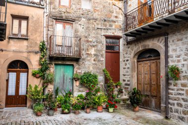 İtalya 'nın Geraci Siculo kasabasında kırsal evler ve dar sokaklar
