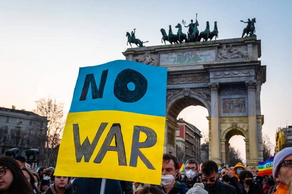 Milão, Itália - 03 19 2022: Protesto contra a invasão da Ucrânia no Arco de Paz Imagens De Bancos De Imagens Sem Royalties