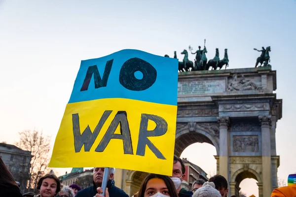 Milão, Itália - 03 19 2022: Protesto contra a invasão da Ucrânia no Arco de Paz Fotos De Bancos De Imagens