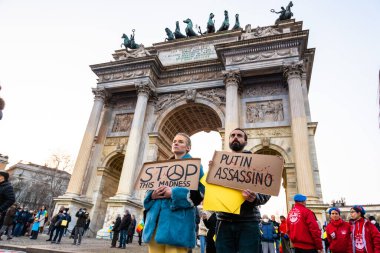 Milan, İtalya - 03 19 2022: Barış Kemeri 'ndeki Ukrayna işgalini protesto