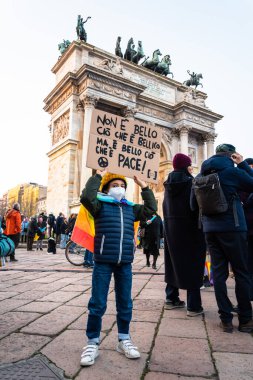 Milan, İtalya - 03 19 2022: Barış Kemeri 'ndeki Ukrayna işgalini protesto