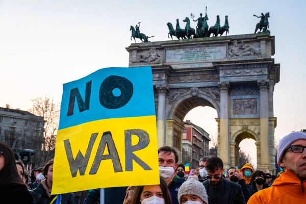Milán, Italia - 03 19 2022: Protesta contra la invasión de Ucrania en el Arco de la Paz —  Fotos de Stock