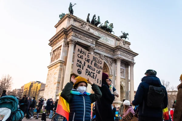 Milão, Itália - 03 19 2022: Protesto contra a invasão da Ucrânia no Arco de Paz Imagens De Bancos De Imagens