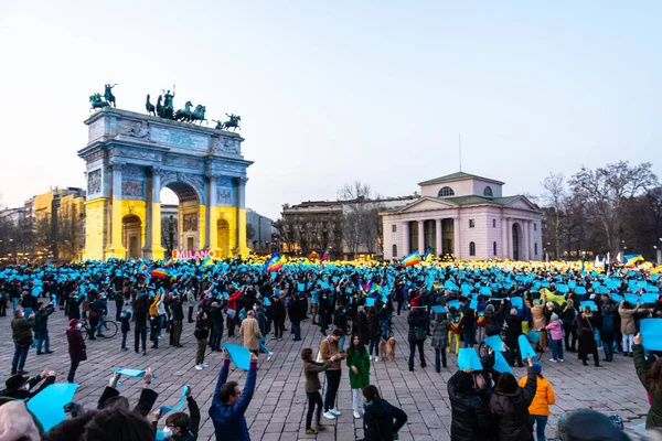 Milão, Itália - 03 19 2022: Protesto contra a invasão da Ucrânia no Arco de Paz Fotos De Bancos De Imagens Sem Royalties
