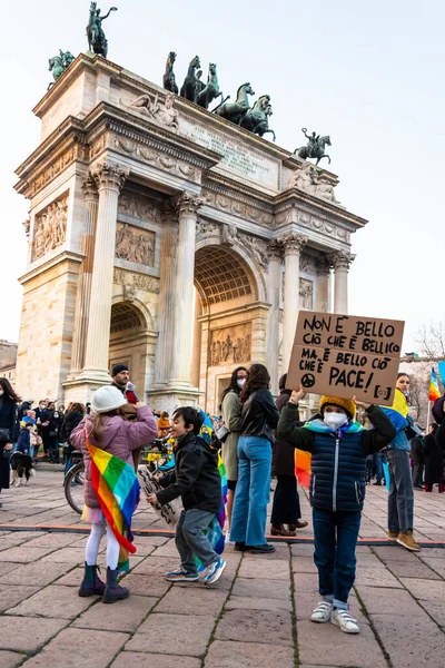 Milão, Itália - 03 19 2022: Protesto contra a invasão da Ucrânia no Arco de Paz Imagens De Bancos De Imagens Sem Royalties