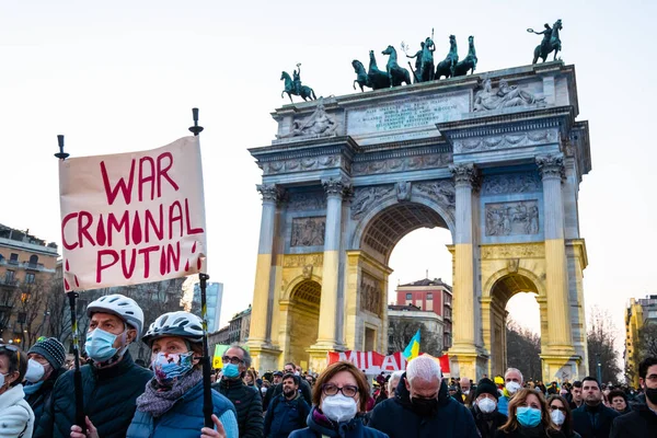 Milão, Itália - 03 19 2022: Protesto contra a invasão da Ucrânia no Arco de Paz Fotos De Bancos De Imagens