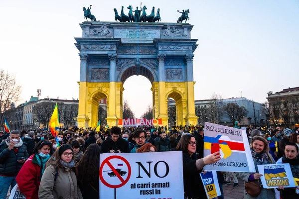 Milão, Itália - 03 19 2022: Protesto contra a invasão da Ucrânia no Arco de Paz Imagens De Bancos De Imagens