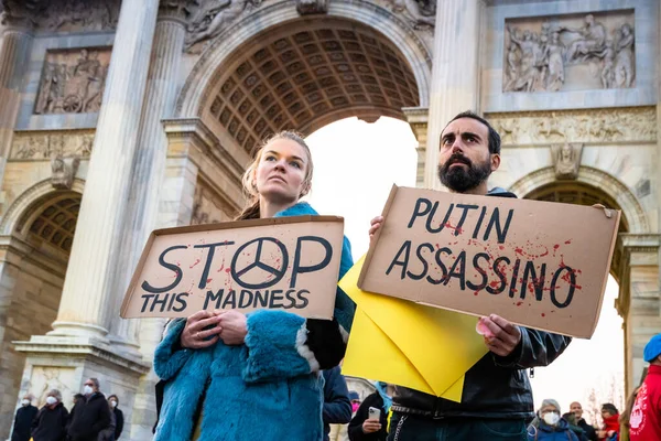 Milão, Itália - 03 19 2022: Protesto contra a invasão da Ucrânia no Arco de Paz Fotos De Bancos De Imagens Sem Royalties