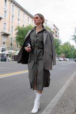 Moda haftasında, tasarımcı Fendi 'nin defilesinden önce çekilmiş fotoğraflar.