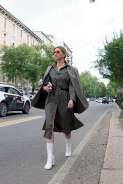 Moda haftasında, tasarımcı Fendi 'nin defilesinden önce çekilmiş fotoğraflar.