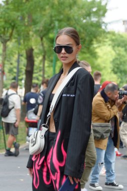 Moda haftasında, tasarımcı Fendi 'nin defilesinden önce çekilmiş fotoğraflar.