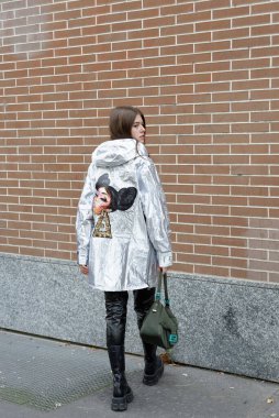 Moda haftasında, tasarımcı Fendi 'nin defilesinden önce çekilmiş fotoğraflar.