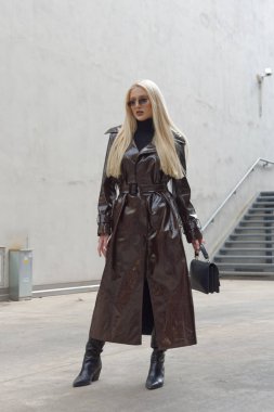 Moda haftasında, tasarımcı Fendi 'nin defilesinden önce çekilmiş fotoğraflar.