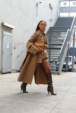 Moda haftasında, tasarımcı Fendi 'nin defilesinden önce çekilmiş fotoğraflar.