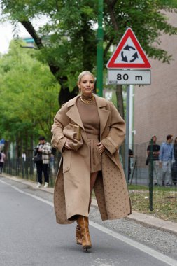 Moda haftasında, tasarımcı Fendi 'nin defilesinden önce çekilmiş fotoğraflar.