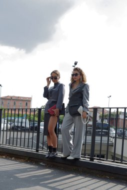 Moda haftasında, tasarımcı Fendi 'nin defilesinden önce çekilmiş fotoğraflar.