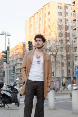 Milan Erkek Moda Haftası Ocak 2022 - DisquARED2 defilesinden önce Milano sokaklarında misafirler