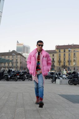 Milan Erkek Moda Haftası Ocak 2022 - DisquARED2 defilesinden önce Milano sokaklarında misafirler