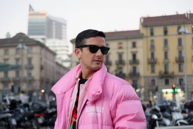 Milan Erkek Moda Haftası Ocak 2022 - DisquARED2 defilesinden önce Milano sokaklarında misafirler