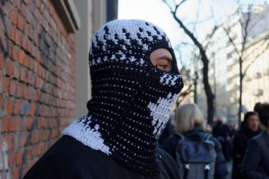Şubat 2022 'deki Milan Moda Haftası' nda Fendi defilesinden önce ve sonra mankenler ve konuklar