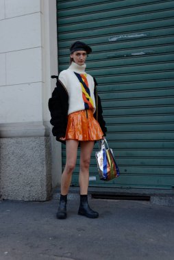 Kway defilesinden önce Milano sokaklarında yıldız ve şöhret