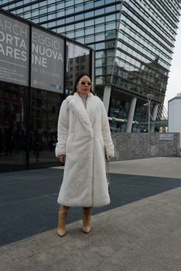 Moda haftası boyunca Milano sokakları - Şubat 2022 - Max Mara defilesinden önce