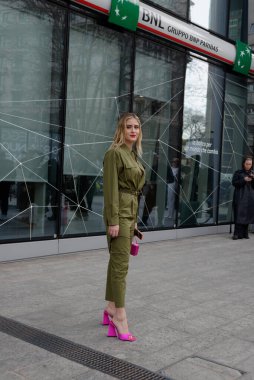 Moda haftası boyunca Milano sokakları - Şubat 2022 - Max Mara defilesinden önce