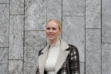 Moda haftası boyunca Milano sokakları - Şubat 2022 - Max Mara defilesinden önce