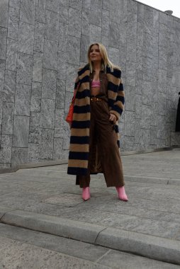 Moda haftası boyunca Milano sokakları - Şubat 2022 - Max Mara defilesinden önce