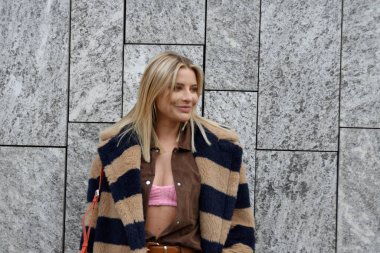 Moda haftası boyunca Milano sokakları - Şubat 2022 - Max Mara defilesinden önce