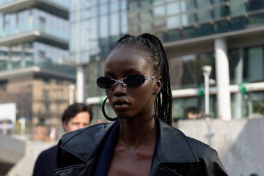 Moda haftası boyunca Milano sokakları - Şubat 2022 - Max Mara defilesinden önce