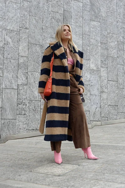 Moda haftası boyunca Milano sokakları - Şubat 2022 - Max Mara defilesinden önce