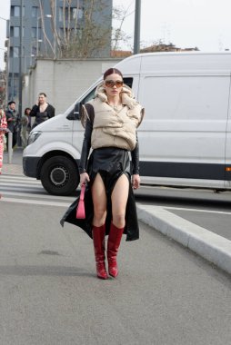 Konuklar, Milano Moda Haftası 'nda Prada defilesine katılacaklar. Şubat 2022