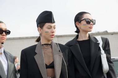 Konuklar, Milano Moda Haftası 'nda Prada defilesine katılacaklar. Şubat 2022