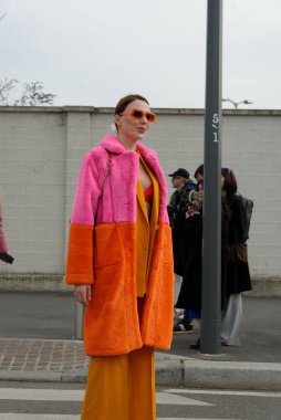 Konuklar, Milano Moda Haftası 'nda Prada defilesine katılacaklar. Şubat 2022